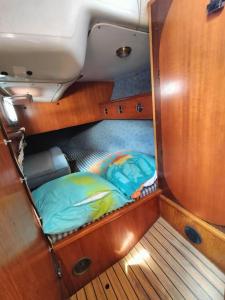 a small room with a bed in the back of a boat at Boat Vogue à Lame in Gourbeyre