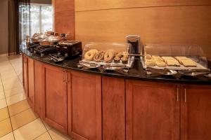 un mostrador de cocina con un montón de comida. en SpringHill Suites Hagerstown en Hagerstown