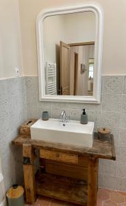 y baño con lavabo blanco y espejo. en Gîte du fournil « Chez Nicole », en Ully-Saint-Georges