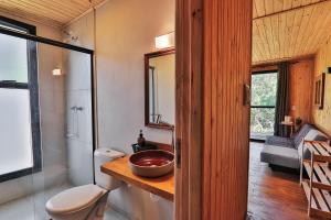 a bathroom with a sink and a toilet and a shower at Pousada Refúgio Araçá in Morro Redondo