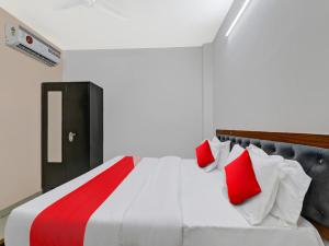 Säng eller sängar i ett rum på OYO Flagship 81216 Hotel Silver Grand