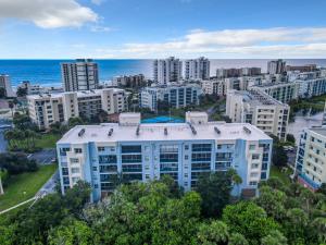 een luchtzicht op een stad met de oceaan bij Oceanwalk Jr. Penthouse ~ Across from pool tennis shuffleboard ~ Walk to beach OW7-207 in New Smyrna Beach