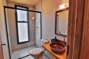 a bathroom with a red sink and a shower at Pousada Refúgio Araçá in Morro Redondo