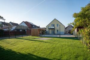 un gran patio con casas y una valla en Luxuswohnung am Steinhuder Meer - Tierfreundlich - B, en Wunstorf