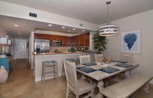 - une cuisine et une salle à manger avec une table et des chaises dans l'établissement Come Drift Away in this gorgeous coastal themed 2 bed with den and 2 baths condo. OW20-303, à New Smyrna Beach