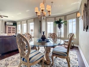Ruang duduk di Luxury Minorca ~ Corner Unit ~ Ocean River Views 2 Balconies Paros 606