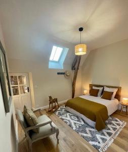 Un dormitorio con una cama grande y una ventana en Gîte du fournil « Chez Nicole », en Ully-Saint-Georges