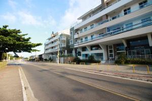 una strada vuota di fronte a un edificio di Deixe a energia fluir e contaminar suas férias. a Florianópolis