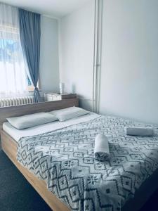 una camera da letto con un grande letto con una coperta bianca di Apartman Masa Kopaonik a Kopaonik