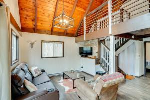 uma sala de estar com um sofá e uma escada em Hunter Mountain Home with Game Room 1 Mi to Skiing! em Hunter