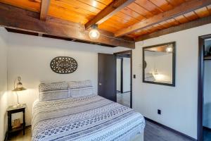 Un pat sau paturi într-o cameră la Hunter Mountain Home with Game Room 1 Mi to Skiing!