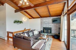 ein Wohnzimmer mit einem Sofa und einem Kamin in der Unterkunft Hunter Mountain Home Less Than 1 Mi to Ski Resort! in Hunter