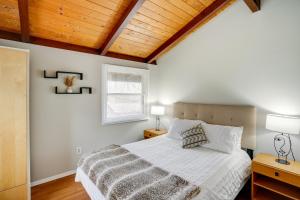 ein Schlafzimmer mit einem Bett und einer Holzdecke in der Unterkunft Hunter Mountain Home Less Than 1 Mi to Ski Resort! in Hunter