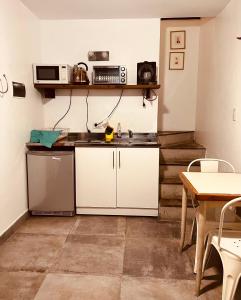 una pequeña cocina con fregadero y mesa en Marcel de Buenos Aires en Buenos Aires
