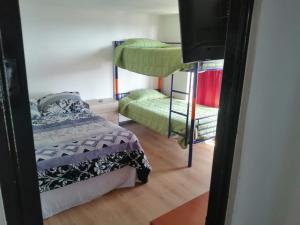 Двох'ярусне ліжко або двоярусні ліжка в номері Coco Cris Hostal
