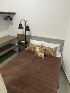 馬蒂尼奧斯的住宿－Aconchegante Casa de praia，一张床上有两个枕头的房间