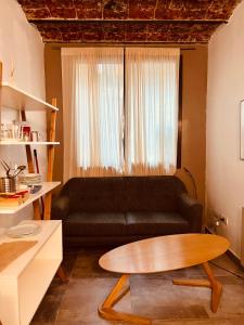 uma sala de estar com um sofá e uma mesa em Marcel de Buenos Aires em Buenos Aires