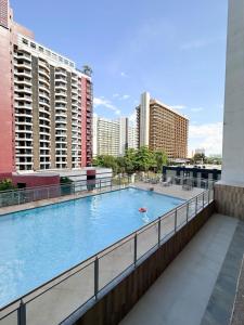 a large swimming pool on the roof of a building at Apart Hotel em Brasília - Garvey Park Hotel in Brasilia
