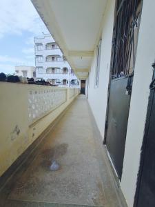 einem leeren Korridor eines Gebäudes mit einem Gebäude in der Unterkunft Oasis Apartments in Mombasa