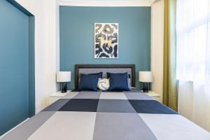 Ένα ή περισσότερα κρεβάτια σε δωμάτιο στο Red Suites Balat - Orange and Blue