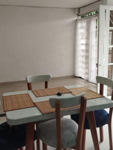 una mesa de comedor y sillas en una habitación en Hermosa y acogedora casa, en Acacías