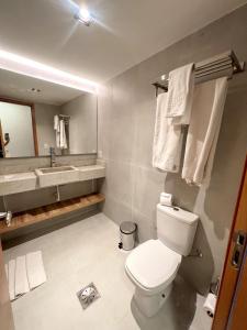 a bathroom with a toilet and a sink at Flats em Brasília no Garvey Park Hotel in Brasília +122 photos