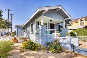 uma pequena casa branca com um alpendre em Huntington Beach Hideaway Near Beach and Downtown! em Huntington Beach