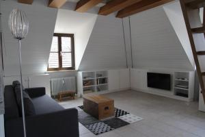 ein Wohnzimmer mit einem Sofa und einem TV in der Unterkunft Ferienwohnung 2 ANNA IFF in Würzburg