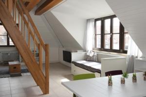 ein Wohnzimmer mit einem Sofa und einem Tisch in der Unterkunft Ferienwohnung 2 ANNA IFF in Würzburg