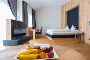 Un pat sau paturi într-o cameră la Hotel Grünauerhof