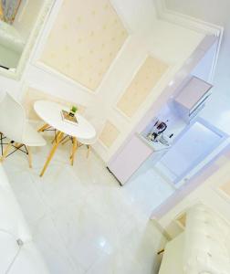 Habitación con mesa, sillas y techo. en White Emirates Hotel and Apartment, en Lagos