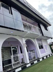 ein großes Gebäude mit Balkon davor in der Unterkunft White Emirates Hotel and Apartment in Lagos