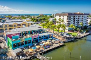 einen Luftblick auf ein Strandrestaurant neben dem Wasser in der Unterkunft Family vacation, heated pool, wake up to enjoy the sunrise - Villa Pine Island in Cape Coral