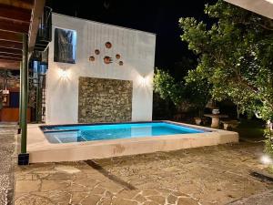 - une piscine en face d'une maison la nuit dans l'établissement Posada 1885, à Santiago