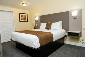 ein Schlafzimmer mit einem großen Bett in einem Zimmer in der Unterkunft Silver Surf Motel in San Simeon