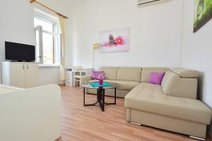 una sala de estar con un sofá y una mesa en Apartment Rajan, en Rabac