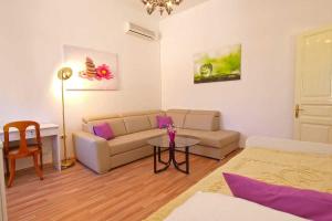 una sala de estar con un sofá y una mesa en Apartment Rajan, en Rabac 7 fotos más