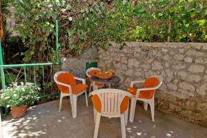 Una mesa y sillas en un patio. en Apartment Rajan, en Rabac