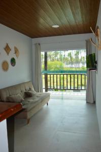 Vila Las Hermanas في بورتو دي بيدراس: غرفة معيشة مع أريكة وشرفة