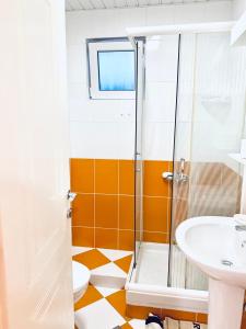 uma casa de banho com um chuveiro, um WC e um lavatório. em Monte Star apartments em Budva