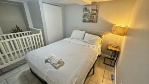 Dormitorio pequeño con cama y lámpara en Modern Elegance Stylish Retreat Convention Center, en Washington