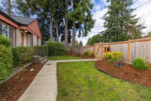Fotografie z fotogalerie ubytování Remodeled Home Fenced Yard Outdoor Fireplace v destinaci Seattle