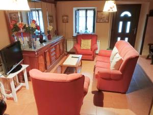 Poo de CabralesにあるCasa Pelayo 2のリビングルーム(赤い椅子、テレビ付)