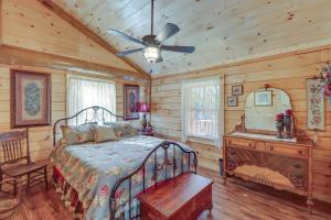 um quarto com uma cama e uma ventoinha de tecto em Tumbling Shoals Cabin with Fire Pit 1 Mi to Lake em Heber Springs