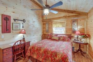 um quarto com uma cama e uma ventoinha de tecto em Tumbling Shoals Cabin Near Greers Ferry Lake! em Heber Springs