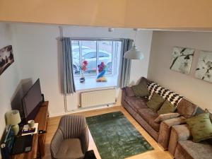 uma sala de estar com um sofá e uma janela em Cosy 2 double bed property in Milton em Milton