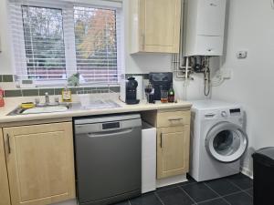 eine Küche mit einer Spüle und einer Waschmaschine in der Unterkunft Cosy 2 double bed property in Milton in Milton