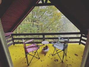 2 sillas y una mesa en un porche en ALBAK Green Zone, en Gradačac