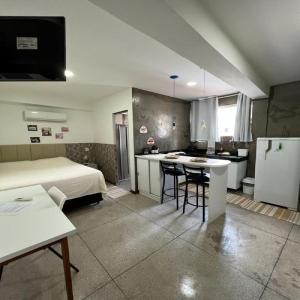 1 dormitorio con 1 cama y cocina con mesa en STUDIO 305 | WIFI 600MB | RESIDENCIAL JC, um lugar para ficar. en Belém