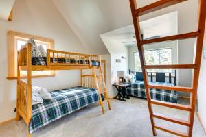 een slaapkamer met 2 stapelbedden en een bureau bij Private Ski-Out Angel Fire Cabin Wraparound Porch in Angel Fire